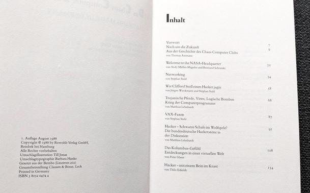 Aufgeschlagenes Buch, links: I. Auflage August 1988
Copyright © 1988 by Rowohlt Verlag GmbH, Reinbek bei Hamburg Alle Rechte vorbehalten
Umschlagillustration Till Jonas
Umschlagtypographie Barbara Hanke
Gesetzt aus der Bembo (Linotron 202)
Gesamtherstellung Clausen & Bosse, Leck
Printed in Germany
ISBN 3 8052 0474 4

Rechts
Inhalt
Vorwort

Nach uns die Zukunft
Aus der Geschichte des Chaos Computer Clubs von Thomas Ammann

Welcome to the NASA-Headquarter von Andy Müller-Maguhn und Reinhard Schru…