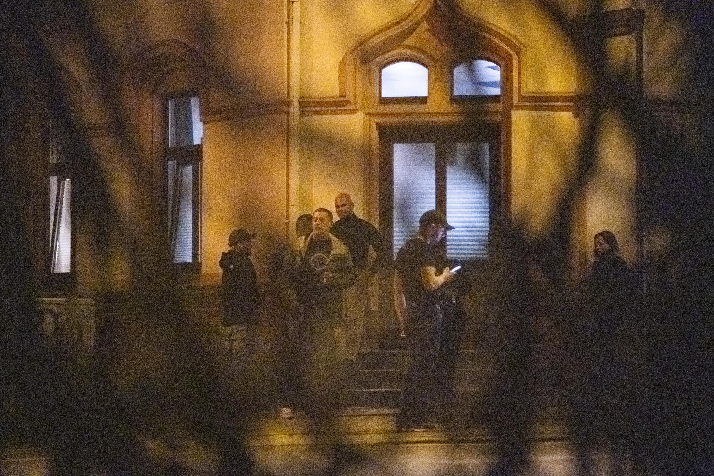 Vor dem "Zentrum Chemnitz" stehen im Dunkeln mehrere Personen. Man erkennt Vincenzo Richter und Rene Klepsch