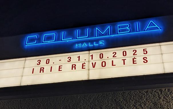 Neon-Schild 'Columbia-Halle', darunter "30.-31.10.2025 Irie Révoltés"