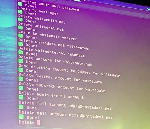 Abfotografierte Leinwand, auf der ein Terminal zu sehen ist, in dem u.a. die Websites whitechild.net, whitedeal.net und whitedate.net inkl Armin-Mail- und Twitter-accounts gelöscht werden.