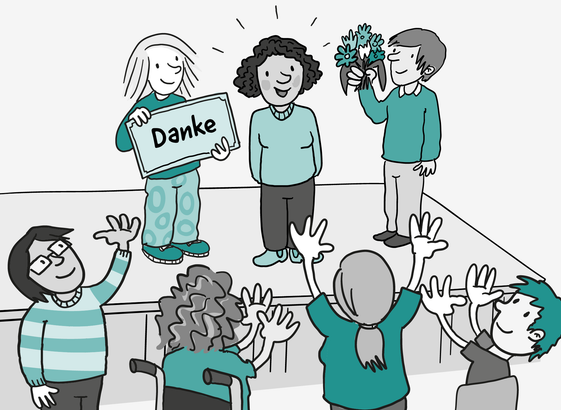 Auf einer kleinen Bühne steht eine Frau mit roten Wangen im Mittelpunkt. Eine Person links von ihr hält ein Schild hoch, darauf steht: Danke. Eine Person rechts von der Frau überreicht ihr einen Blumenstrauß. Die Leute im Publikum klatschen Beifall. Das Bild stammt aus unserer Bilder-Sammlung. CC-BY-ND Imke Schmidt-Sári, 2018.