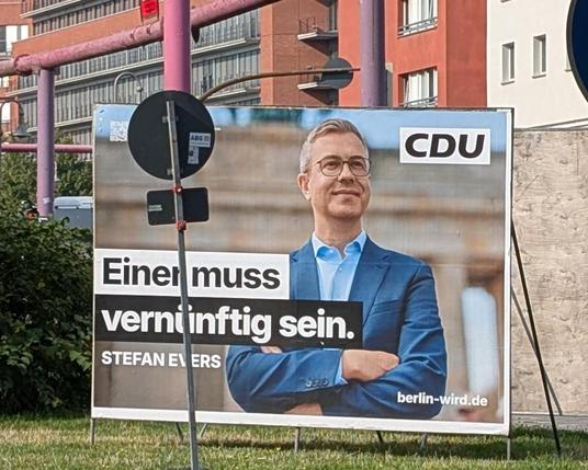 Wahlplakat der CDU. Ein Mann im blauen Anzug verschränkt die Arme, steht vor dem Brandenburger Tor und guckt in die Ferne über die Kamera. Text: Einer muss vernünftig sein. Stefan Evers
berlin-wird.de